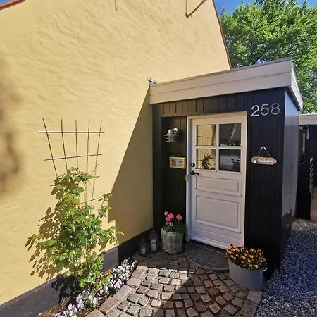 Prázdninový dům Cosy Brick House Near Bratten Strandby