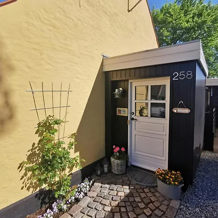 펜션 Cosy Brick House Near Bratten 스트랜비